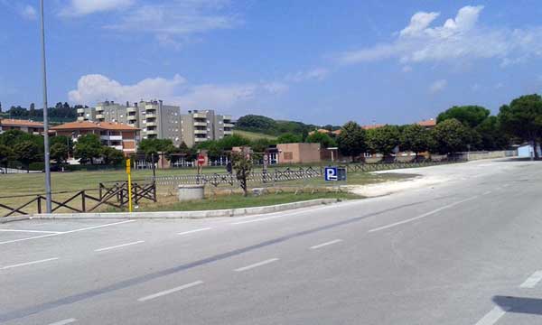 parcheggio-area-vferde-davanti-scuola-porto-potenza