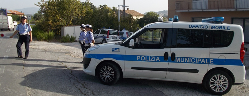 polizia locale con auto