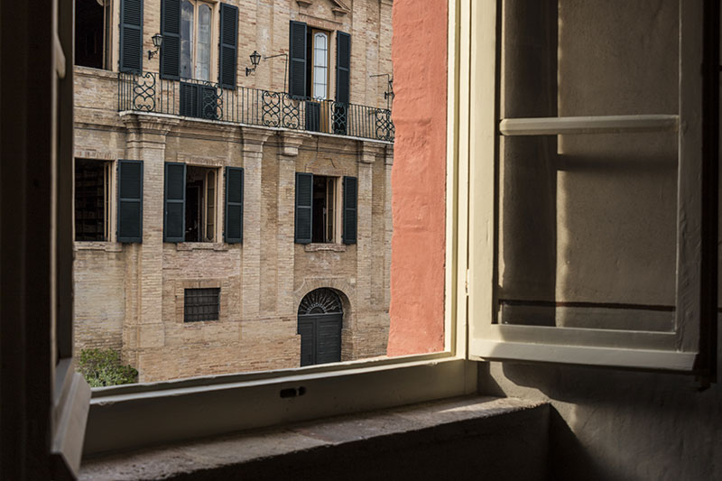 Vista da casa di silvia verso la finestra della biblioteca Giacomo leopardi
