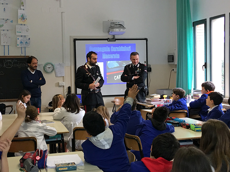 foto carabinieri scuola 2018
