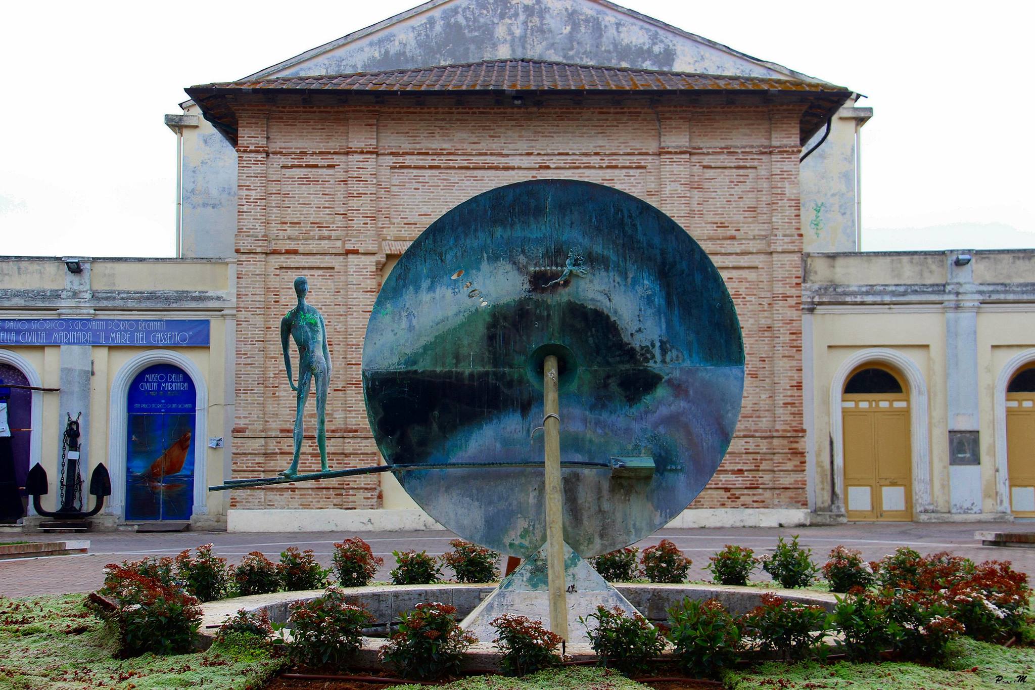 scultura bonanotte piazza brancondi 2