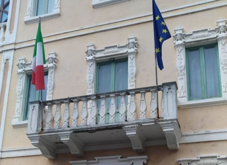 balcone bandiere