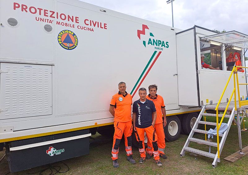 Camion cucina mobile Anpas con da sinistra Alfonso Sabatino Andrea Sbaffo Vinicio Franceschetti 